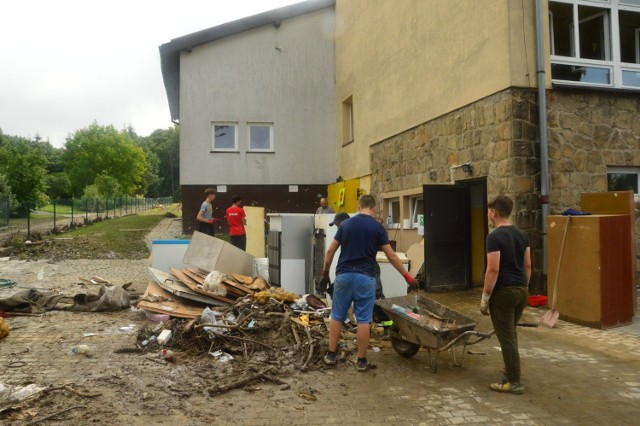 Wielkie sprzątanie po wielkiej wodzie w Głogoczowie