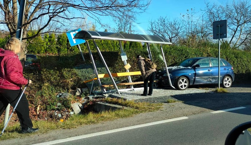 Wypadek w Ziemnicach, kobieta skasowała przystanek autobusowy