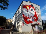  Patriotyczny mural na budynku Urzędu Gminy w Jaśle