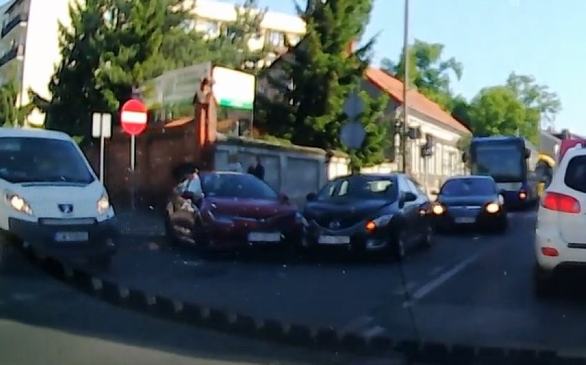 Zderzenie pojazdów na Brzeskiej we Włocławku