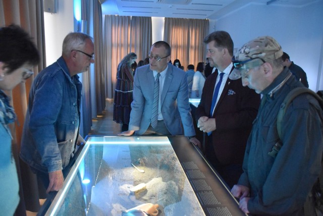 Uczestnikom wernisażu o eksponatach opowiadał dr Marcin Westphal, zastępca dyrektora ds. merytorycznych w Narodowym Muzeum Morskim.
