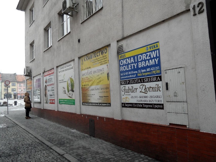 Wodzisław: Kamienice i budynki w centrum &quot;toną&quot; w reklamach