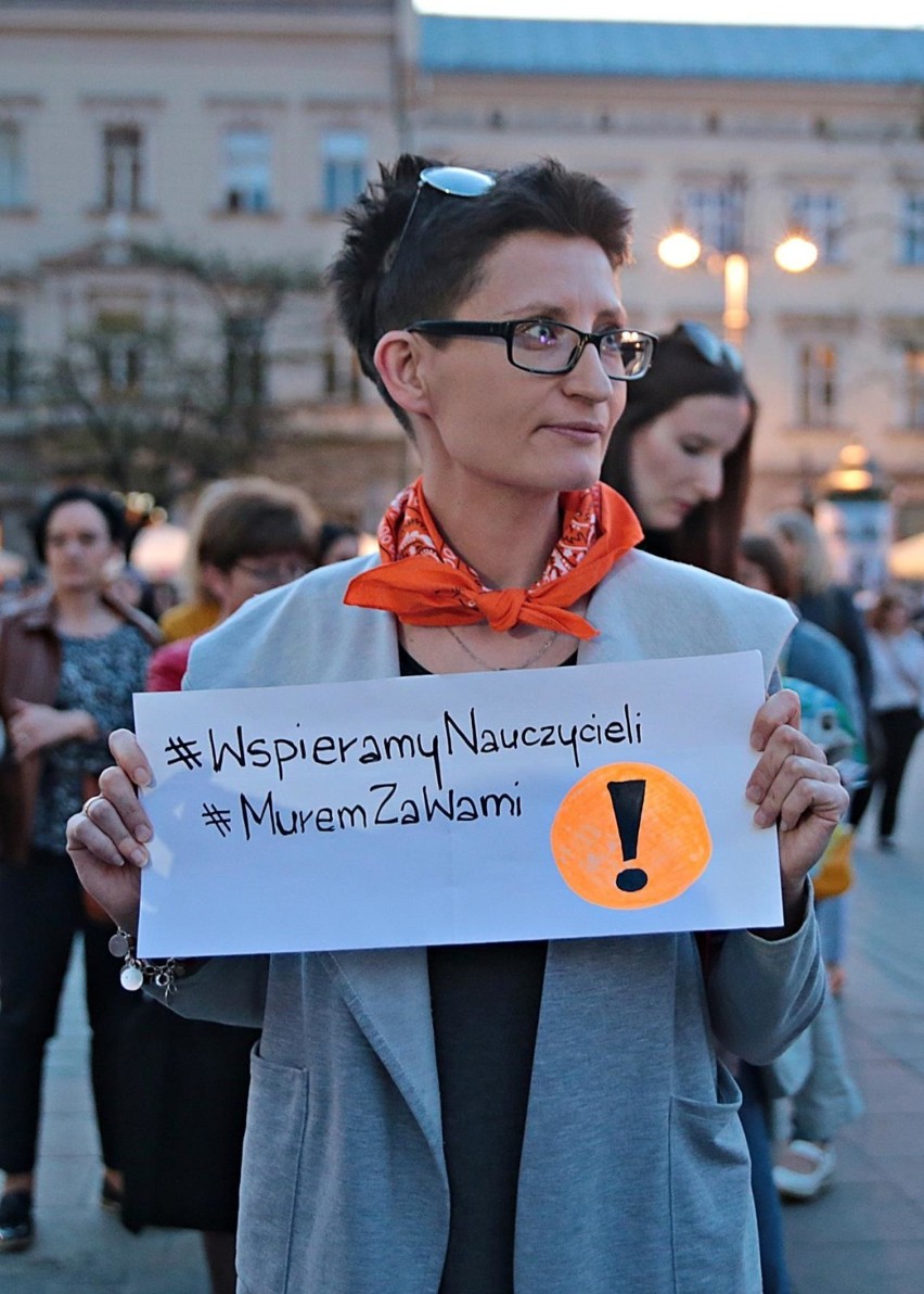 Kraków. Wyrazili na Rynku Głównym poparcie dla nauczycieli