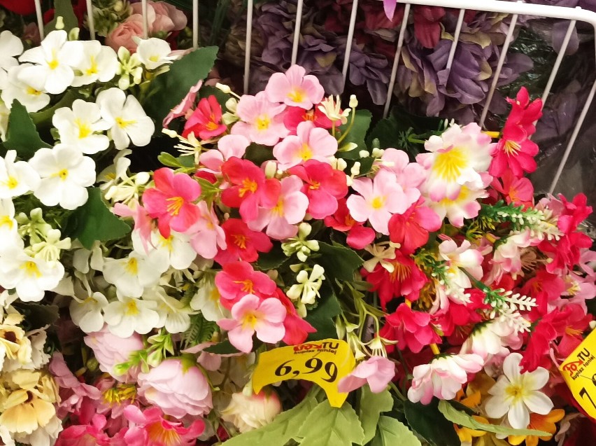 Ceny zniczy, kwiatów i stroików w centrum Tarnowskich Gór. Zobacz ZDJĘCIA