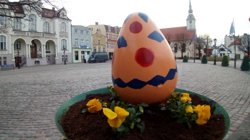 Wielkanocne pisanki na rynku w Wejherowie