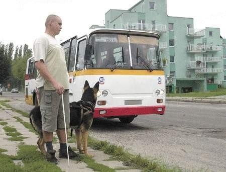 Niewidomy Remigiusz Pawlak zawsze podróżuje z psem &amp;#8211; przewodnikiem. Pierwszy raz nie został wpuszczony do autobusu.