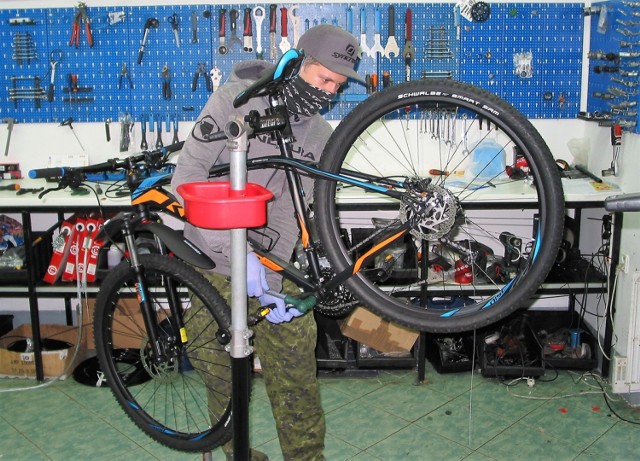 Przygotowanie roweru do sezonu wymaga czasu i pewnych umiejętności technicznych