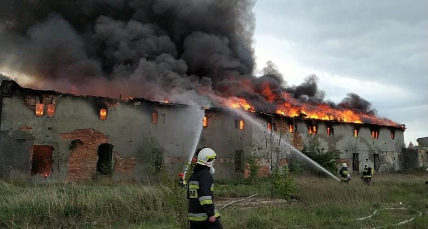 Bierutów. Wielki pożar przy Słowackiego. W Święta 2019 roku spłonął dawny Bieramot. Dziś to ruina, zagrażająca mieszkańcom (FOTO)   