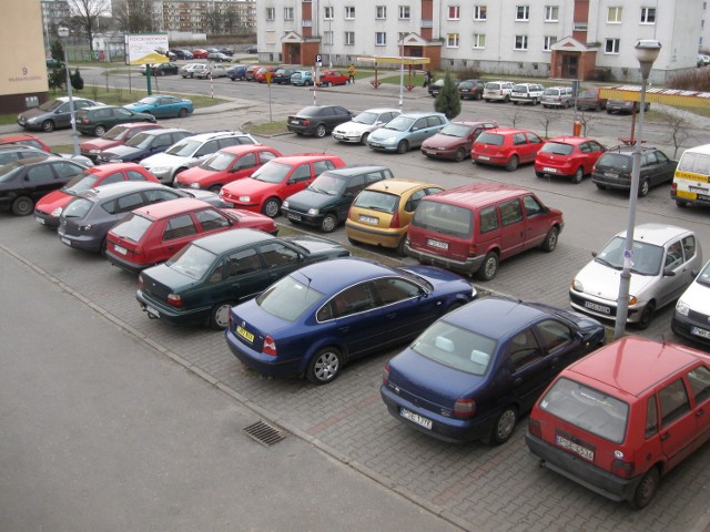 Na wielu parkingach w Śremie brakuje już miejsc do parkowania