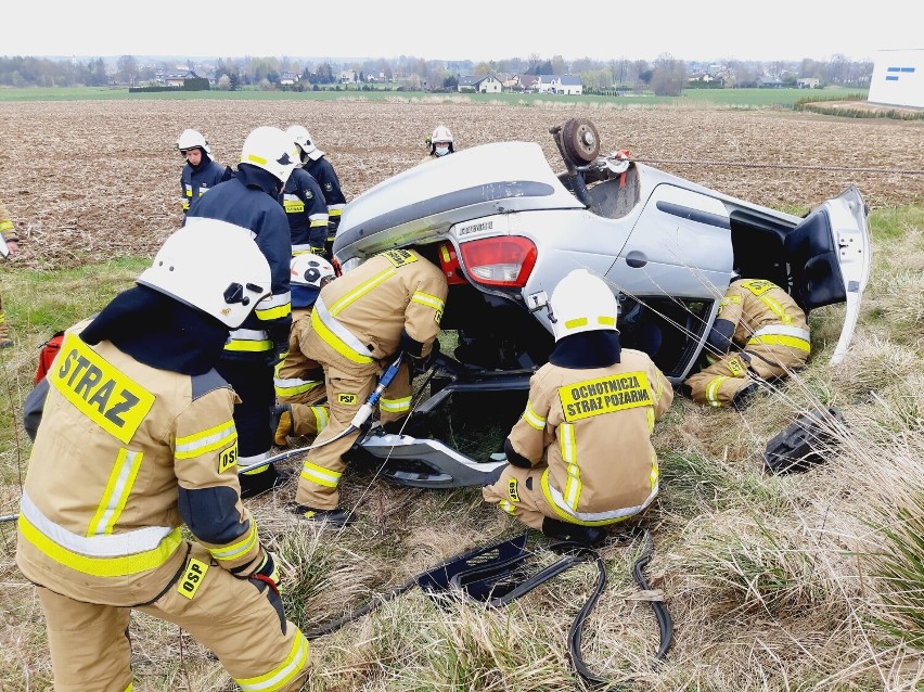 Wypadek kilku samochodów w Jasienicy. Strażacy ruszyli na pomoc. Na szczęście to tylko ćwiczenia