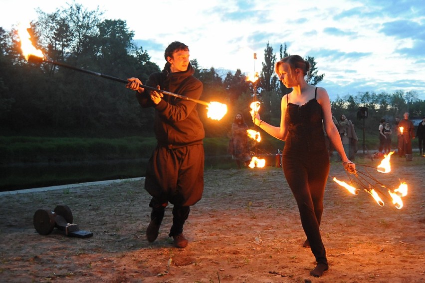 Brama Poznania: Średniowieczny pokaz tańca z ogniem