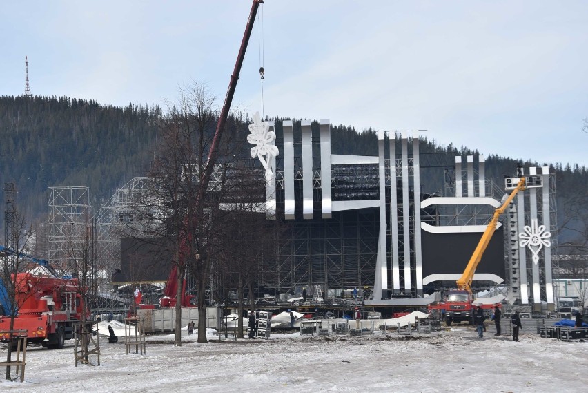 Zakopane. Sylwestrowa scena znika. Śmieci posprzątane [ZDJĘCIA]