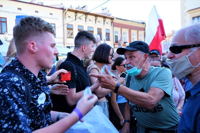 Andrzej Duda na Rzeszowskim Rynku. Kontrmanifestacja kontra wyborcy Dudy.

Cały artykuł