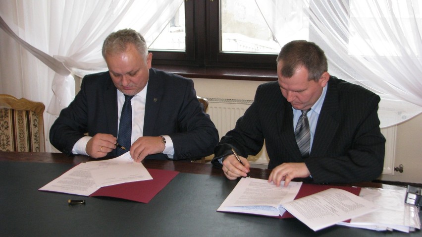 Arkadiusz Czech i Sławomir Nowak podczas podpisywania umowy