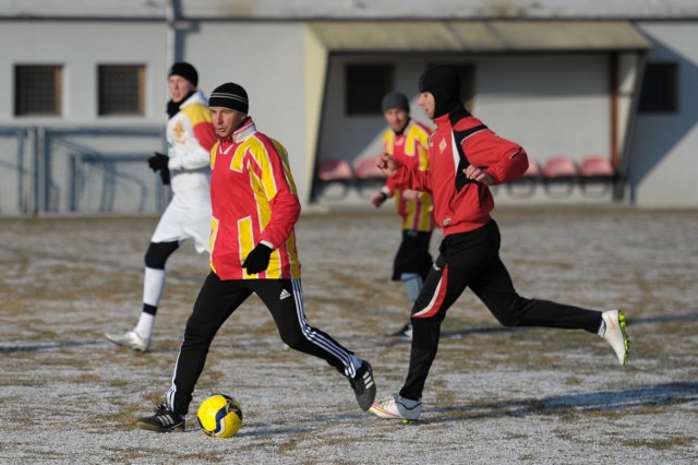 Od kilku lat zawodnicy i sympatycy Czuwaju Przemyśl, rozgrywają 1 stycznia towarzyski mecz na stadionie przy ul. 22 Stycznia. Zobaczcie jak sobie radzili.

