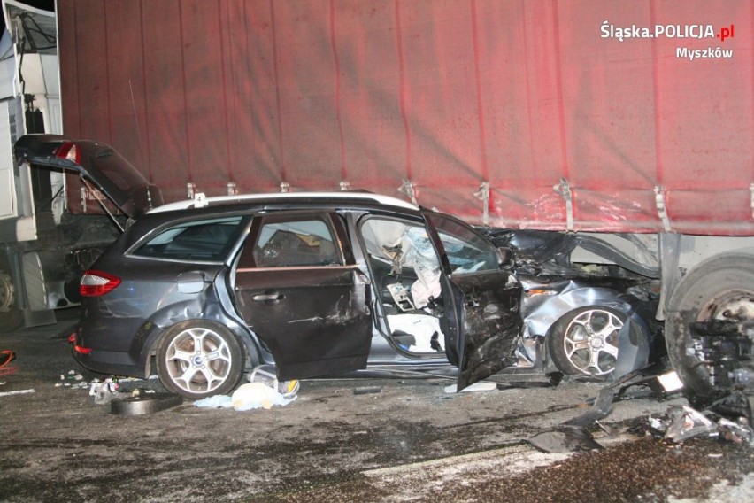 Wypadek na DK 1 w Rzeniszowie. Zderzyło się kilka samochodów, cztery osoby ranne
