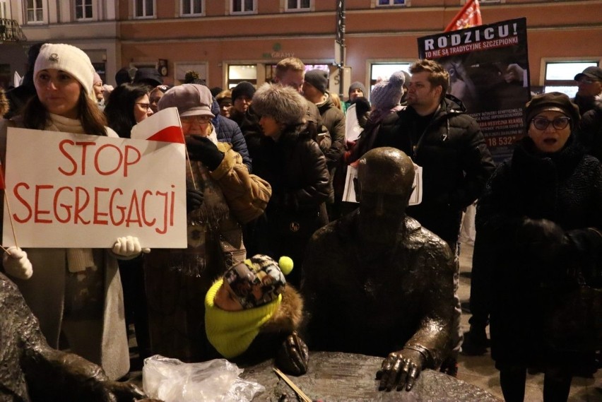 Protest antyszczepionkowców na ulicy Piotrkowskiej. Zebrali się przy dawnej "Magdzie" ZDJĘCIA
