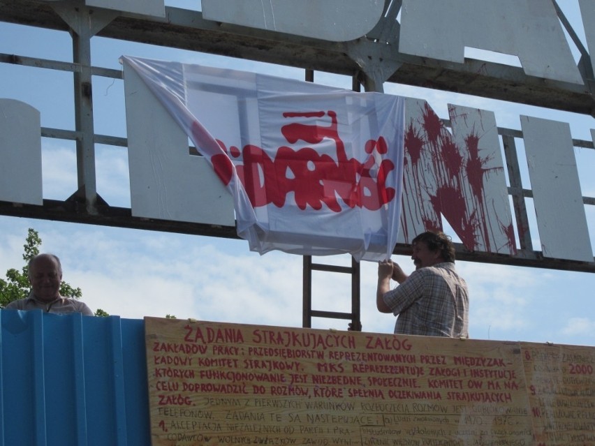 Akcja zasłonięcia napisu "im. Lenina" nad wejściem na teren...