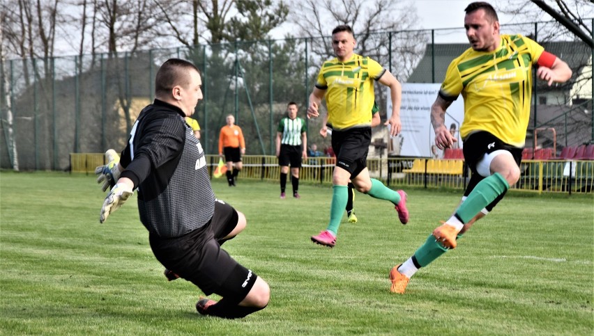 Keeza V liga Chrzanów. Brzezina Osiek po strzeleniu dwóch goli oddała inicjatywę. Żarkom zabrało gola, żeby poczuć „krew”