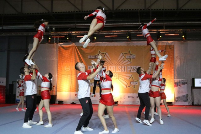 Spektakularne akrobacje podczas turnieju Pucharu Polski w cheerleadingu w Kielcach. Zjawiskowe figury!