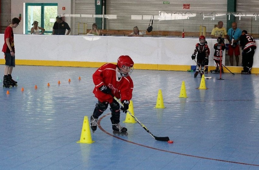 Młodzi adepci hokeja latem też ćwiczą – nie na łyżwach, a na...
