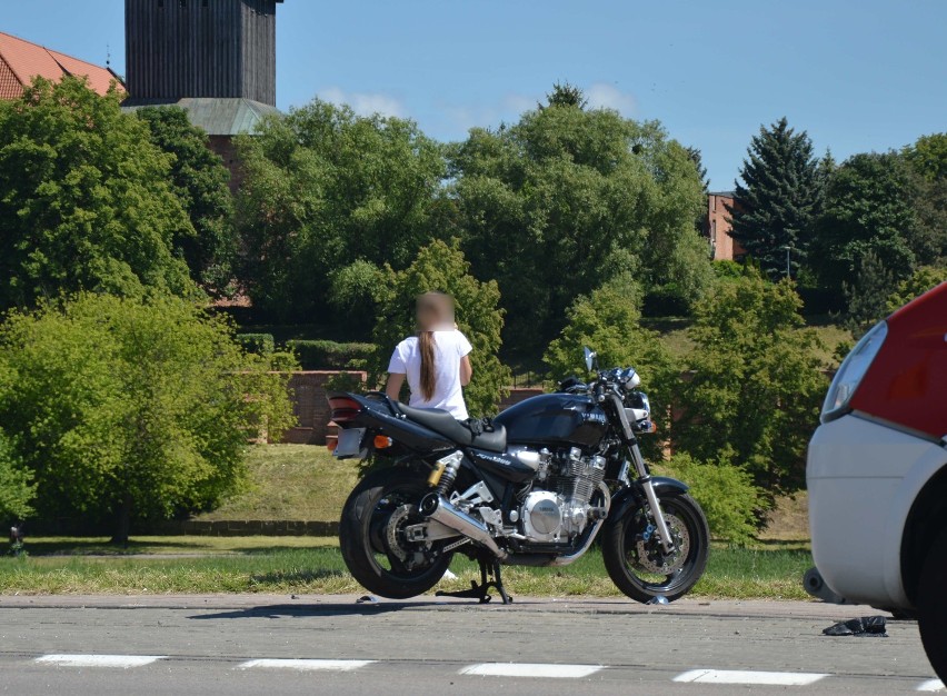 Malbork. Wypadek z udziałem motocyklisty na ul. Wałowej [ZDJĘCIA]. Dwie osoby w szpitalu