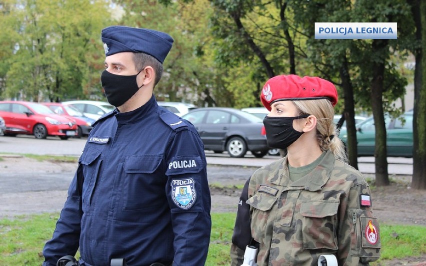 Policjanci w Legnicy sprawdzają, czy legniczanie stosują się...