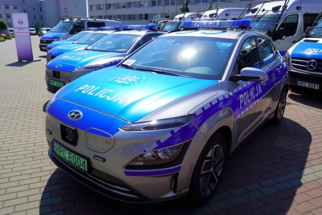 Jeden z czterech elektrycznych radiowozów marki Hyundai e-Kona, zakupionych za środki policji i WFOŚiGW przekazany został do Komendy Powiatowej Policji w Inowrocławiu