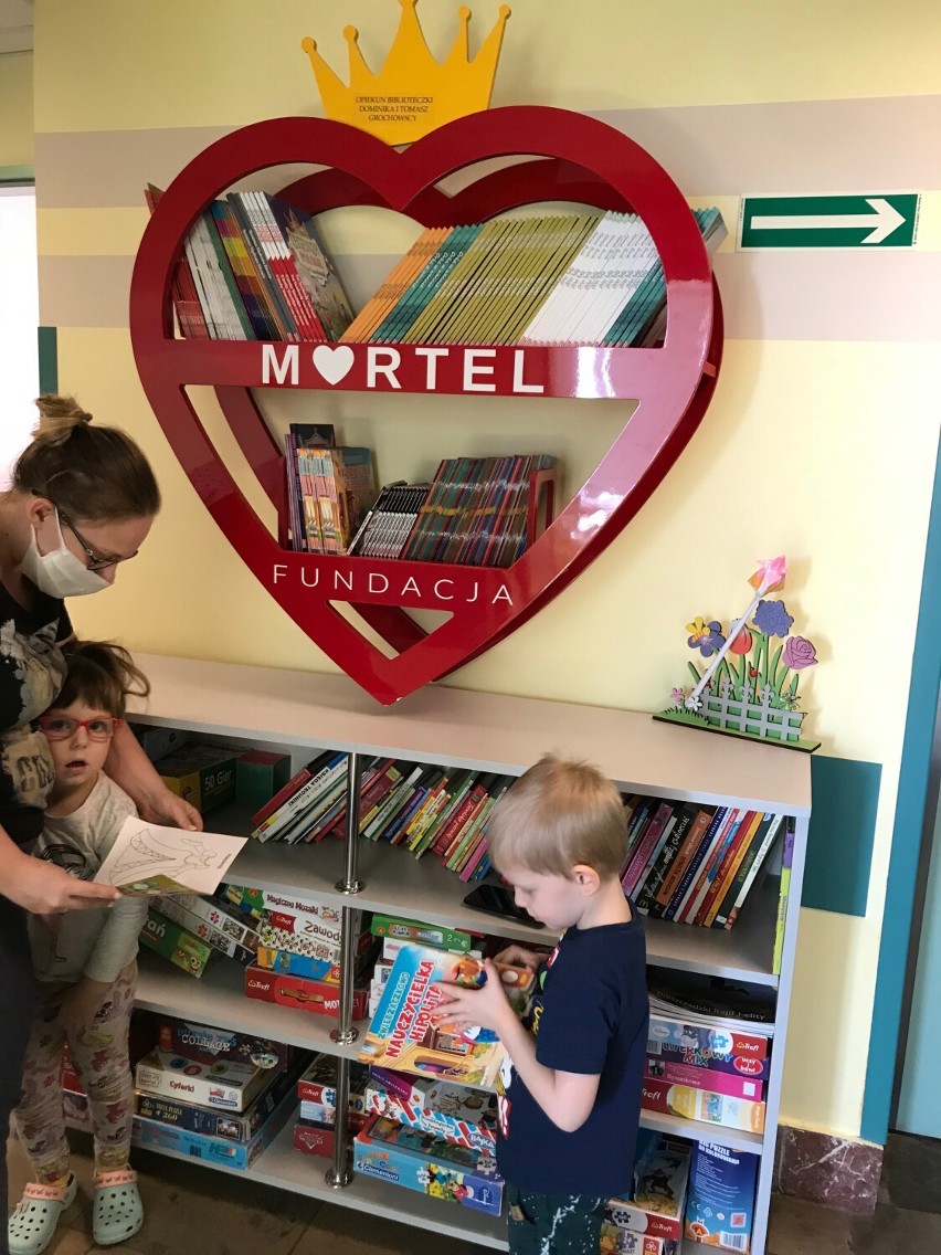 Fundacja Martel z Kalisza stawia biblioteczki w kształcie serca na oddziałach pediatrycznych w Polsce. ZDJĘCIA