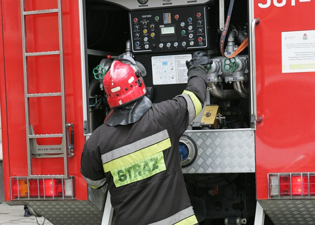 Na drodze krajowej nr 12 zapalił się silnik samochodu ciężarowego.