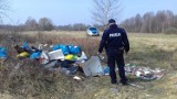 Powiat bełchatowski. Namierzyli "właścicielkę" nielegalnego wysypiska śmieci. 31-latka zapłaci mandat i posprząta