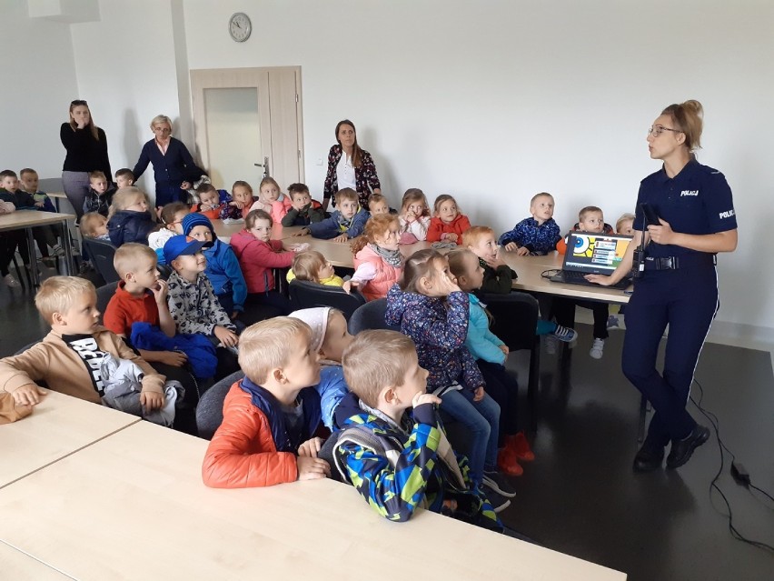 Przedszkolaki odwiedziły Komendę Powiatową Policji w Aleksandrowie Kujawskim [zdjęcia]