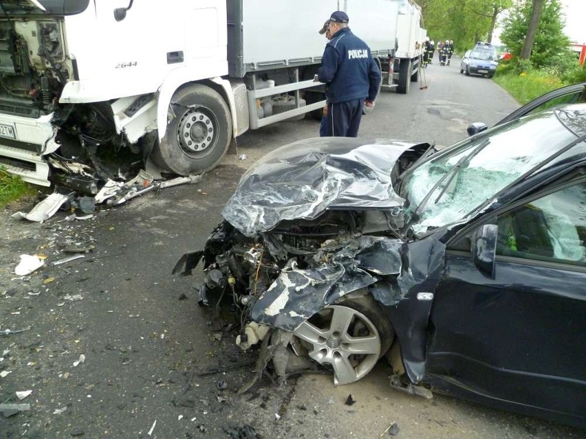 Na trasie Wronki - Pniewy doszło do wypadku. Jest troje rannych. FOTO