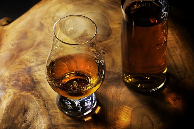Alkohol na przeziębienie. Whisky może być lekarstwem.