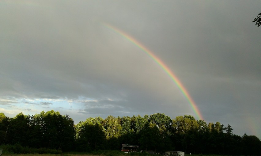 Tęcza nad jeziorem [ZDJĘCIA]