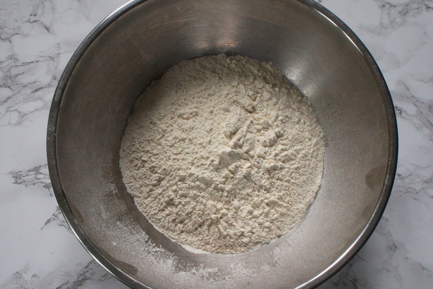 Mąkę trzeba wymieszać z suszonymi drożdżami.