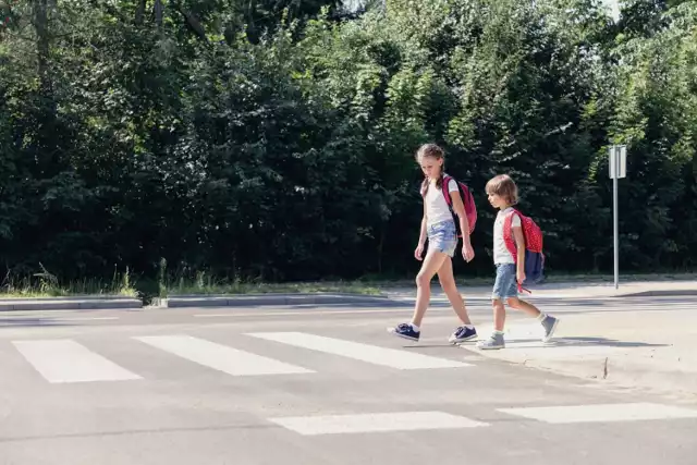 Nauczenie dzieci podstaw bezpiecznego poruszania się w okolicy jezdni to obowiązek każdego rodzica