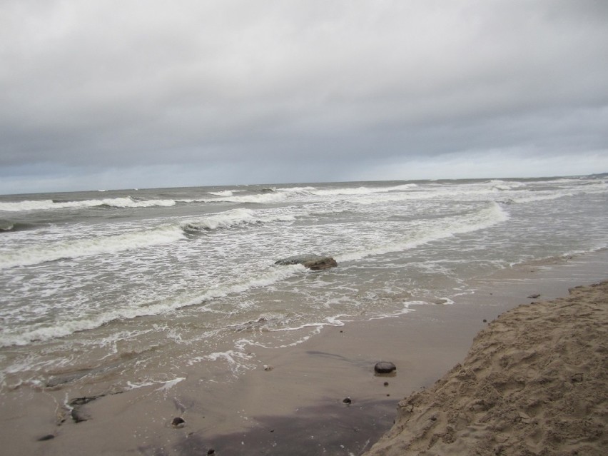 Plaże w okolicach Ustki i Orzechowa podmywane przez sztorm