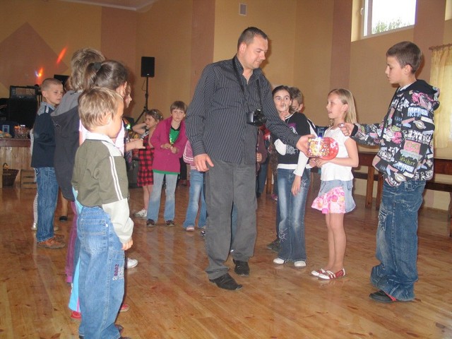 Zabawę z dziećmi poprowadził kierownik GOK-u Krzysztof Kazimierczak