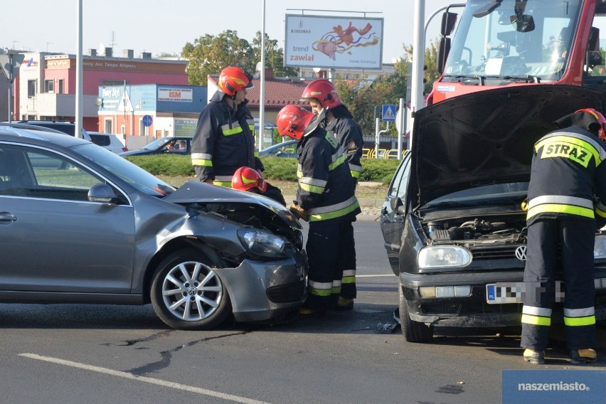 Wypadek na skrzyżowaniu Okrzei - Wronia we Włocławku. Zderzenie dwóch volkswagenów [zdjęcia, wideo]