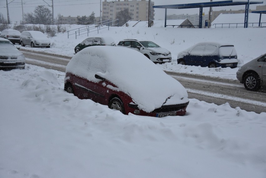 Chrzanów tonie w śniegu. Firmy odśnieżające miasto nie radzą sobie [ZDJĘCIA]