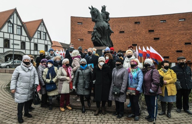 Kazimierzowski Uniwersytet Trzeciego Wieku w Bydgoszczy jak co roku spotkał się na imieninach króla Kazimierza. Pod pomnikiem złożono z tej okazji wiązanki kwiatów.