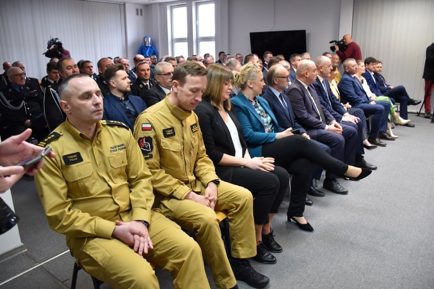 Strażacy otrzymali promesy na zakup sprzętu i termomodernizację strażnic. ZDJĘCIA, WIDEO