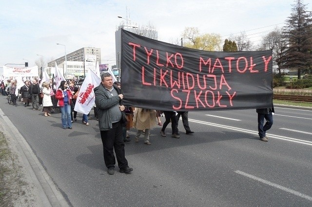 Manifestacja Solidarności w Częstochowie i spalenie kukły...