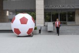 Euro 2012: Piłka przed urzędem i apel wojewody [ZDJĘCIA]