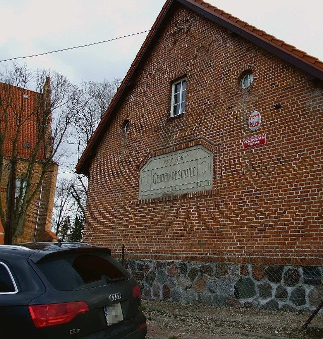 Obok odkrytej tablicy z niemieckim napisem pojawiło się godło Polski i nazwa szkoły