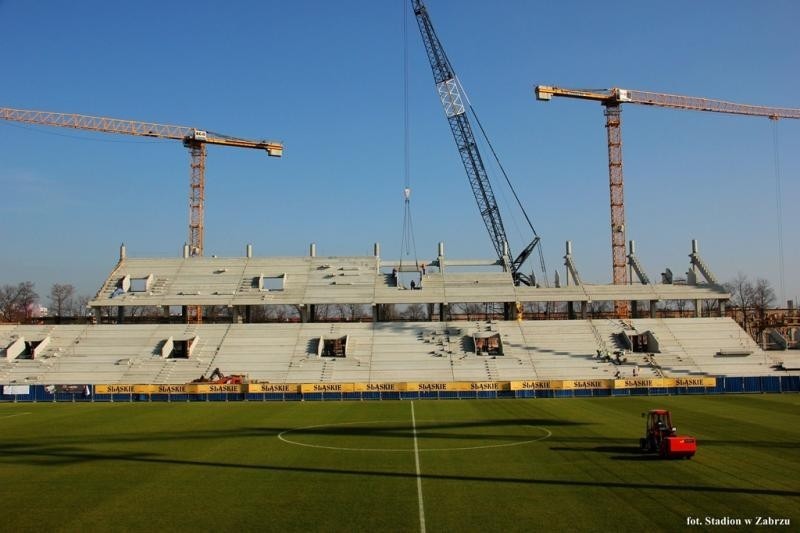 Budowa stadionu Górnika Zabrze: Rozpoczęto montaż dachu [WIDEO i ZDJĘCIA]