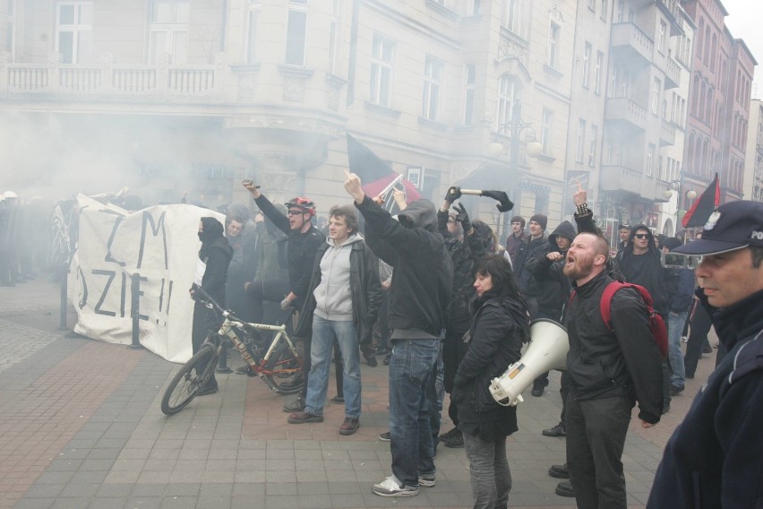 Zadyma w Katowicach: Antyfaszyści starli się z policją na marszu narodowców