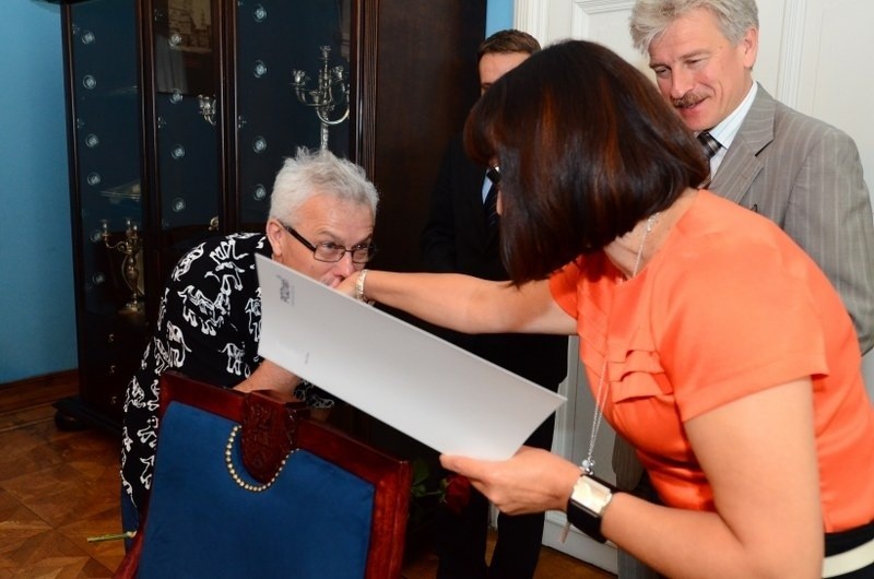 Krzysztof Deszczyński odbiera gratulacje z rąk Beaty...