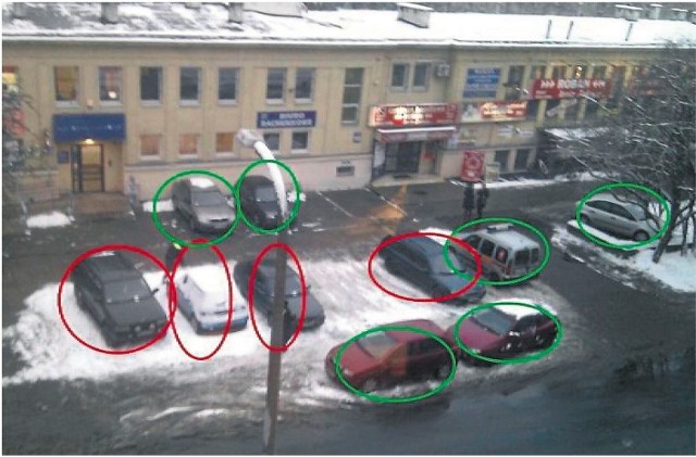 Nasz Czytelnik na zielono zakreślił auta zaparkowane prawidłowo - przy budynkachi przy krawędzi jezdni. Na samym placu (kółka czerwone) parkować nie wolno